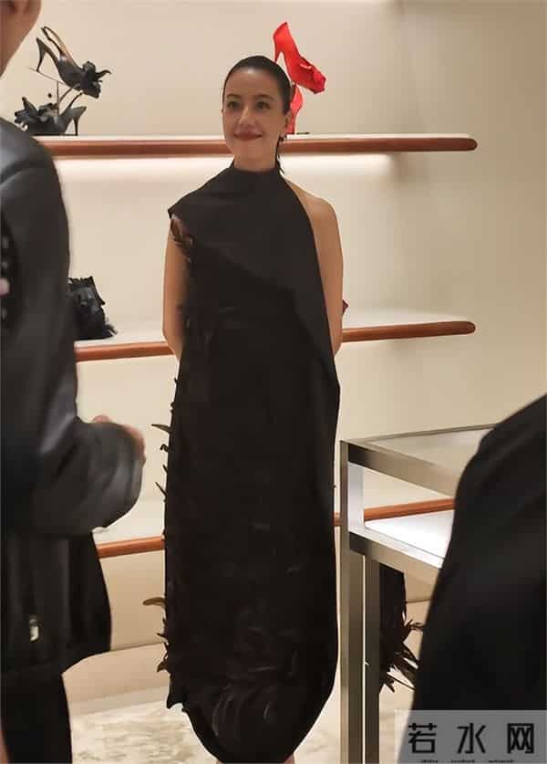 46岁高圆圆活动生图:脸上褶子多含胸驼背,她身边整容脸网红惊艳