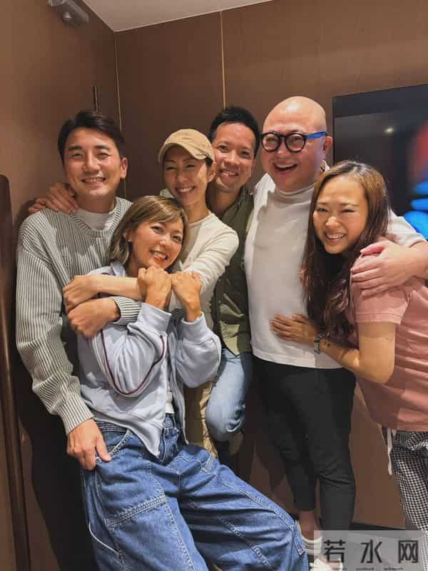 香港著名女星婚后首度宴请媒人 ，网民从合照细节引发怀孕猜测