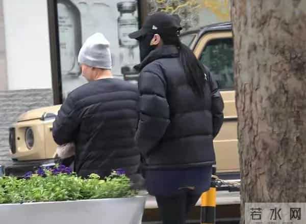 阿娇与皇甫圣华挽手逛街感情稳定!原来她一直钟爱陈冠希这款啊。