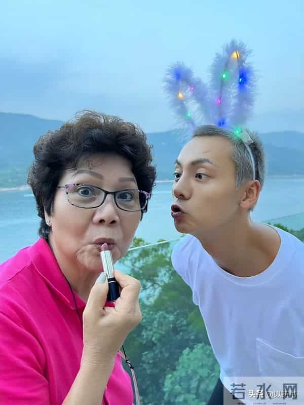 陈伟霆的妈妈是她,富家千金喜爱养狗面相慈祥,抚养仨孩子长大