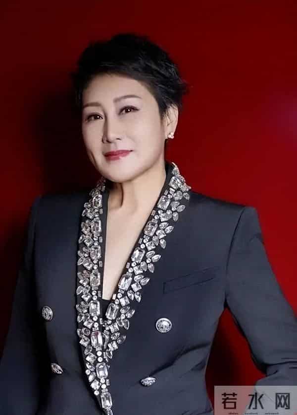 收手吧!63岁张凯丽穿“黑丝”现身不到72小时,恶心的事情发生了