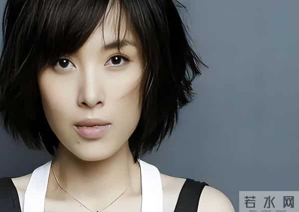 她26岁成双料影后,二婚嫁靳东高龄生下两子,今48岁美得自信从容