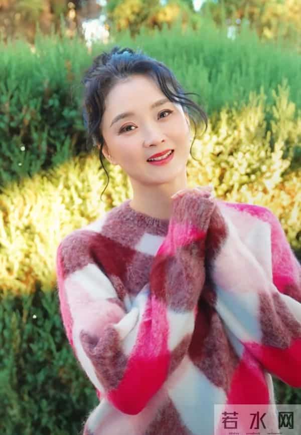 王艳立冬美出圈，彩色菱格毛衣搭丸子头，气质优雅美得好高级