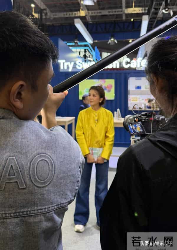 52岁朱迅上海进博会被偶遇 着黄色新中式配盘发 白发显眼 容颜易老