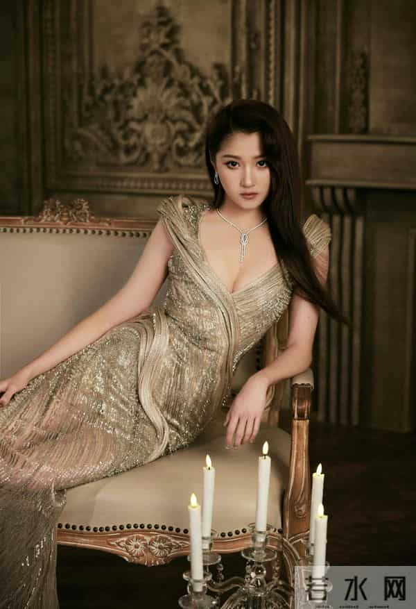 关晓彤挑战丰满性感风穿上了大胆的低胸蕾丝透视裙,性感!