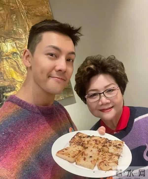 陈伟霆的妈妈是她,富家千金喜爱养狗面相慈祥,抚养仨孩子长大