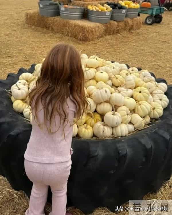 梅根最新亮相!时隔7年重回片场拍戏,衣服皱巴巴,身材也好臃肿