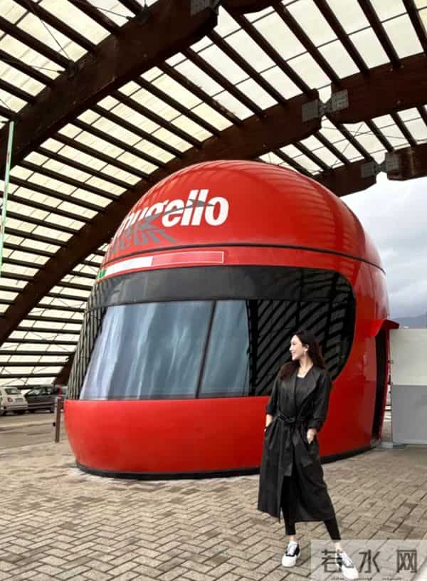 林志颖带妻子参加活动，陈若仪穿粉色旗袍不像40岁，一双腿好招摇