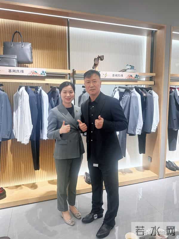 他靠《亮剑》火遍全国,如今55岁白发丛生,一身肌肉太亮眼