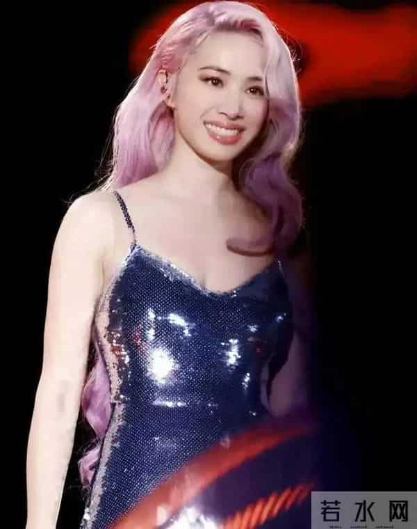 蔡依林的身材是女星里的权威 哪个敢和她比较，关键她还特别娇小