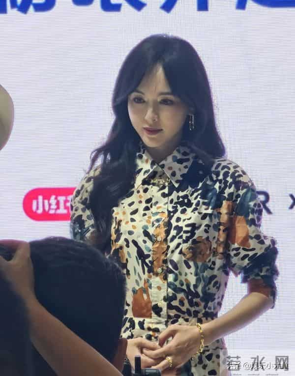 唐嫣今日上海进博会出席活动,穿浅蓝色印花桑蚕丝连衣裙好漂亮