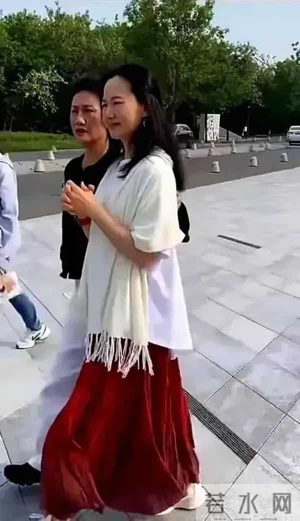 55岁咏梅首谈更年期,她素颜上台、直面皱纹,老了却依然优雅美丽