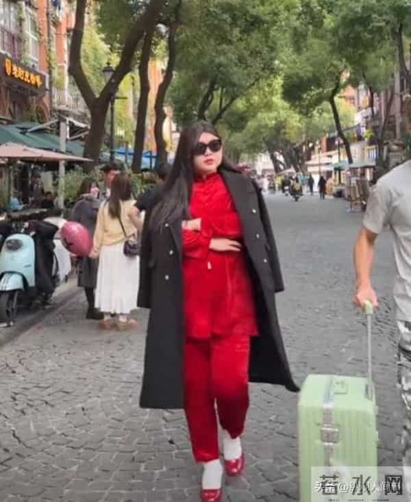 李湘在机场因身材问题被怼到“黑脸”，翻出十年前瘦照反击，好美