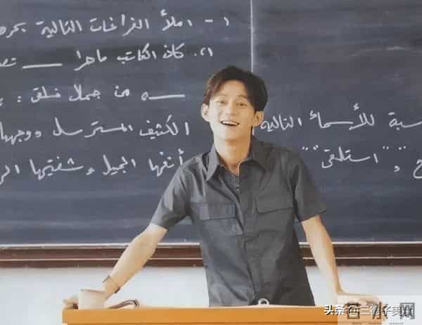 主持人何炅澄清衰老焦虑：我眼神好得很！