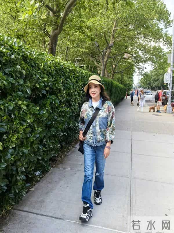 74岁刘晓庆晒公园散步照,整套休闲牛仔穿搭,比实际年龄年轻20岁