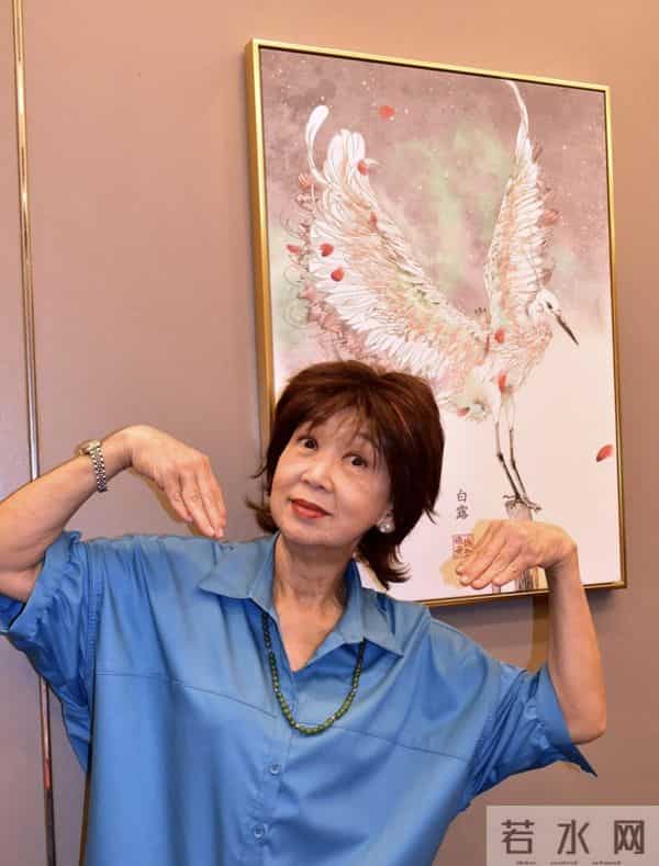 71岁朱咪咪近况曝光,回香港献唱身形消瘦,长居新加坡享儿孙之福