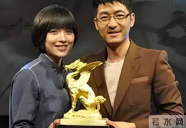 她26岁成双料影后,二婚嫁靳东高龄生下两子,今48岁美得自信从容