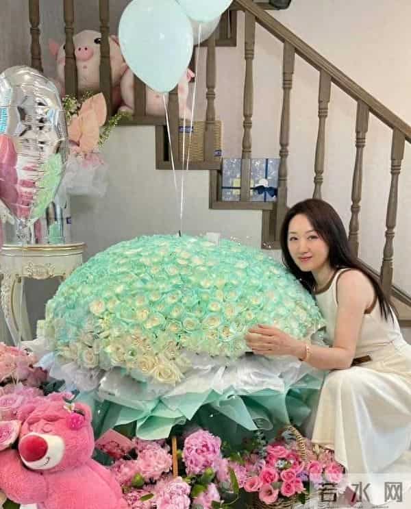 54岁杨钰莹现状：定居深圳，别墅庆生晒大鲜花，无儿无女与狗作伴