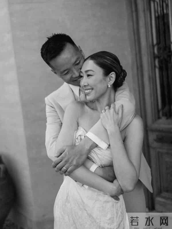 香港著名女星婚后首度宴请媒人 ，网民从合照细节引发怀孕猜测