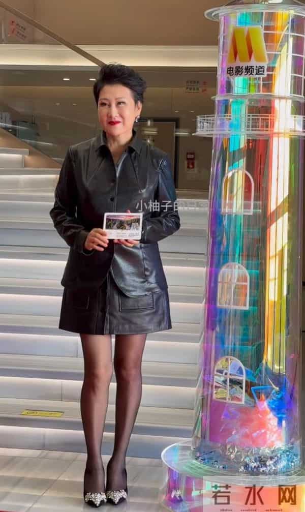 收手吧!63岁张凯丽穿“黑丝”现身不到72小时,恶心的事情发生了