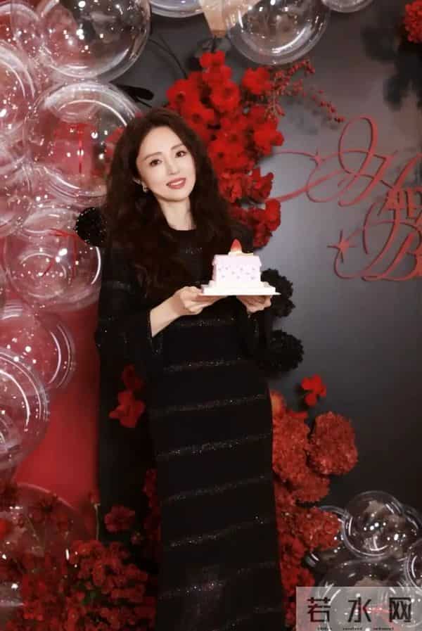 董璇46岁生日照难掩孕味，捧蛋糕肚子看着像四个月，小酒窝好漂亮