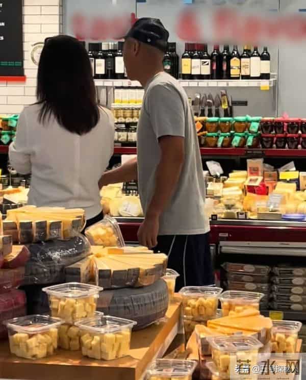 51岁徐静蕾近况曝光：没结婚但有伴侣，定居美国6年，吃成胖美人