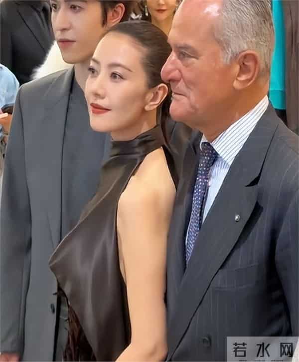 46岁高圆圆活动生图:脸上褶子多含胸驼背,她身边整容脸网红惊艳