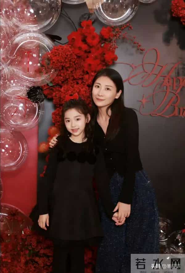 董璇46岁生日照难掩孕味，捧蛋糕真的很有气质，女儿小酒窝好漂亮