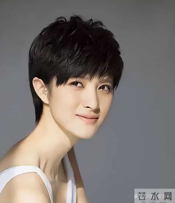 她错过靳东,转身嫁给父亲看中的女婿,如今45岁被婆家宠成公主!