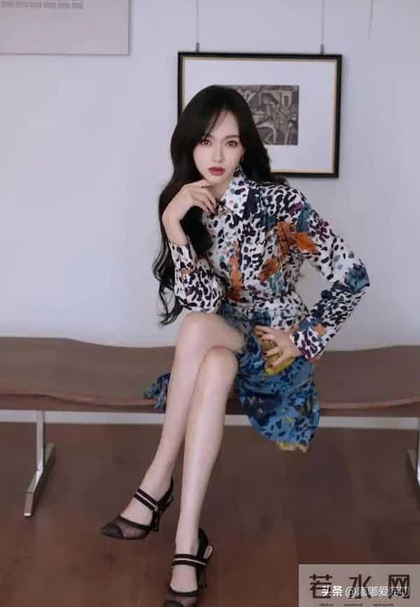 唐嫣现身上海进博会，她明媚动人，高挑身姿大长腿，美韵天成！