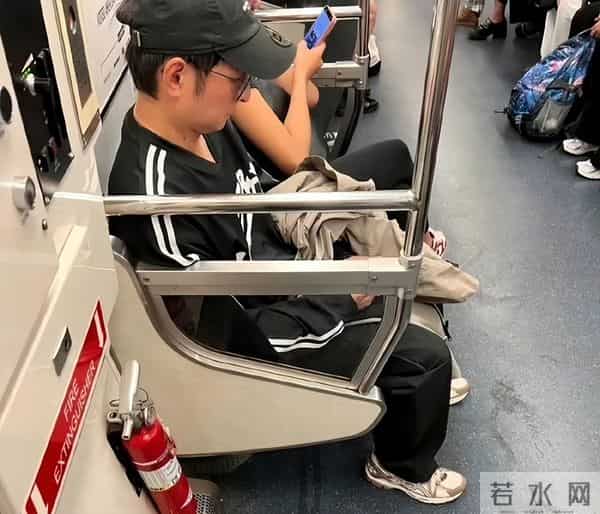 李维嘉妈妈高兴坏了!儿子49岁没老婆没孩子,孤身一人住豪宅