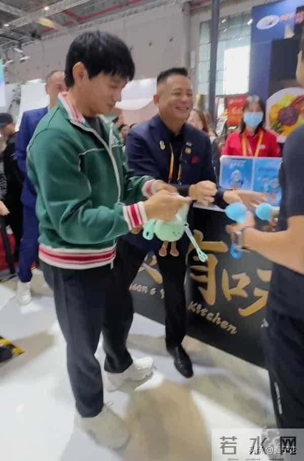 55岁吴奇隆在上海参加展会,他看着好普通,身材五五分 脸却好年轻