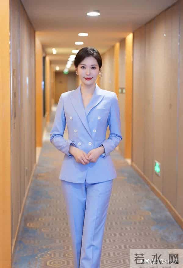 央视主持人谢映玲分享立冬美照，穿蓝色西服套装简约大气好漂亮