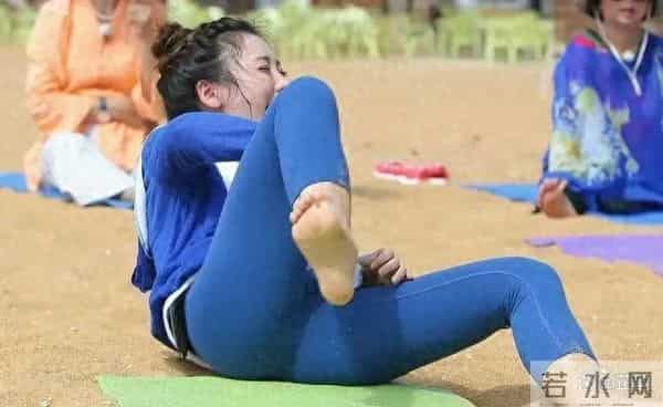 柳岩沙滩穿运动装，做拉伸超拼，皮肤亮、身材曲线迷人，臀有点大