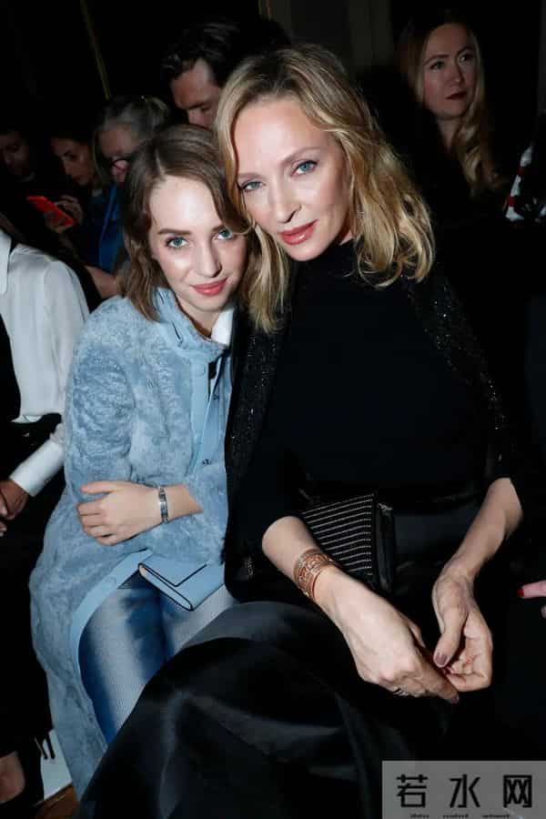 炸!顶流导演被爆骚扰多位女星,曾花7万块在夜店舔女招待的脚?