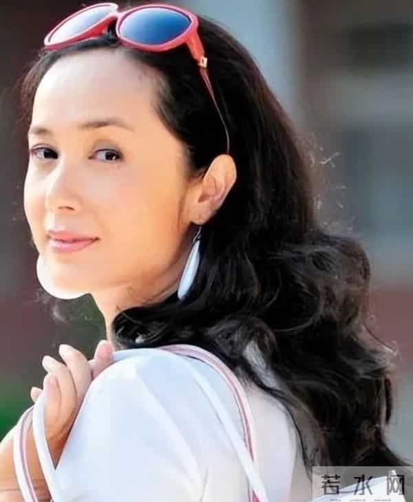 蒋雯丽59岁英国低调生活曝光:昔日女神瘦老憔悴,岁月不饶人