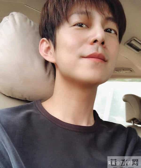 主持人何炅澄清衰老焦虑：我眼神好得很！