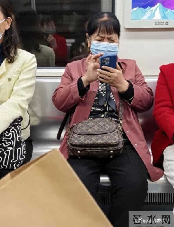 李维嘉妈妈与老伙伴在长沙坐地铁被偶遇，穿着和普通的市民一样