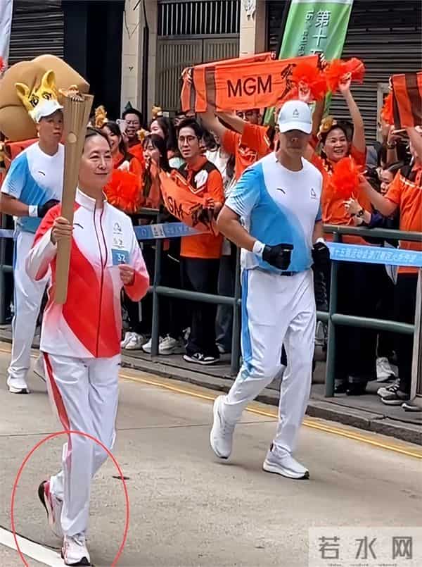 何超琼近况曝光,生图满头白发还有老年斑,和澳门大会判若两人