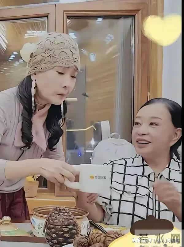 75岁刘晓庆不戴假发好看多了,真面目示人大方自然,秃顶严重老了