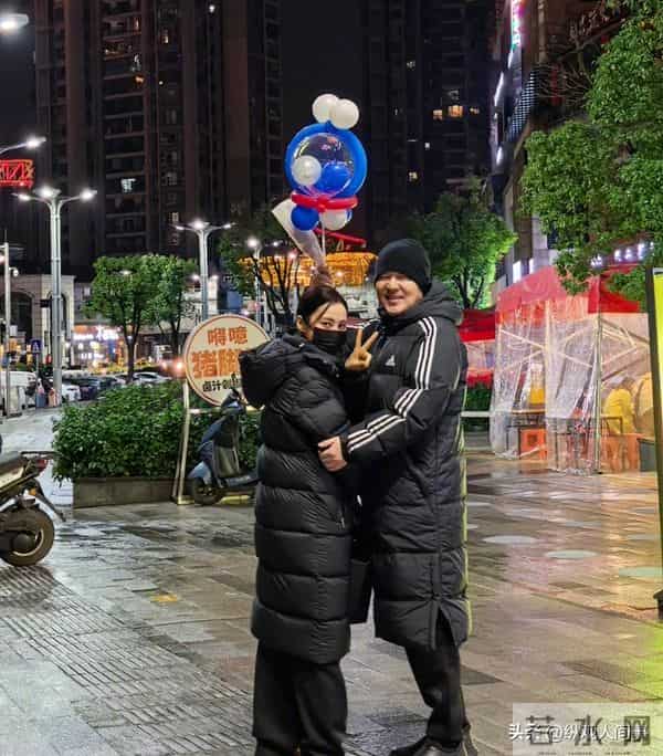 蒋勤勤素颜出席活动，双手捂脸哭红眼眶，陈建斌没安慰转头大笑