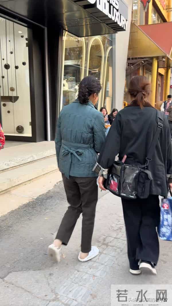 网友沈阳街头偶遇闫妮,穿搭接地气互动亲切无架子,也太亲切了吧