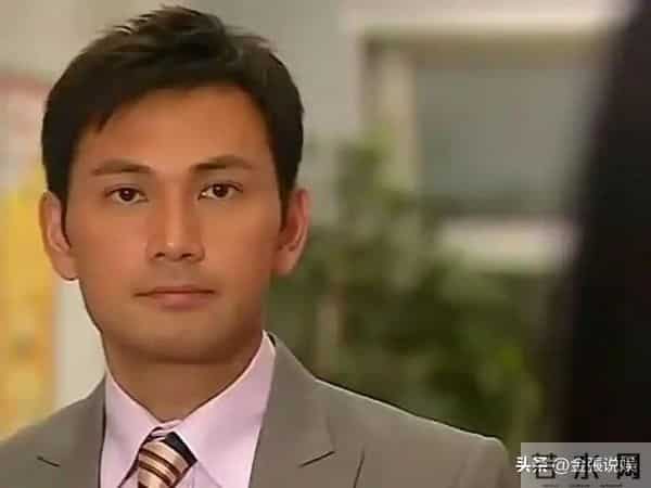 郭可盈在香港买37万国产电车,与丈夫现身提车,林文龙打扮好时尚