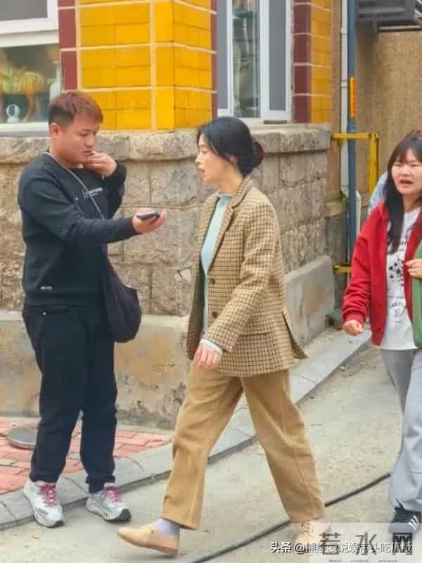 42岁蒋欣现身山东农村,她穿着一身朴素的衣服,看起来土味十足!