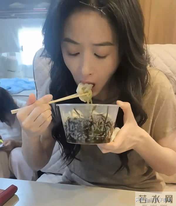 演员蒋欣吃素哭得双眼发红：不想在红毯上被人觉得丑觉得胖