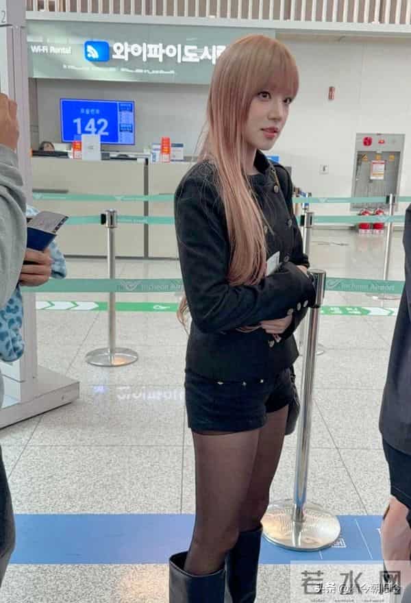 宋雨琦在韩国仁川机场被偶遇，她穿着黑丝袜，身材比例超好。