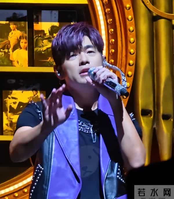 周杰伦带老婆在墨尔本,没胡子满脸褶,眼袋硕大跟半月前判若两人