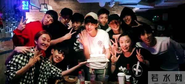 肖战合影太突出了，好像为他开了柔光~