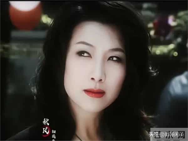 王静真是高大丰满的霸气御姐，独有的气质，丰韵犹存又明艳大气