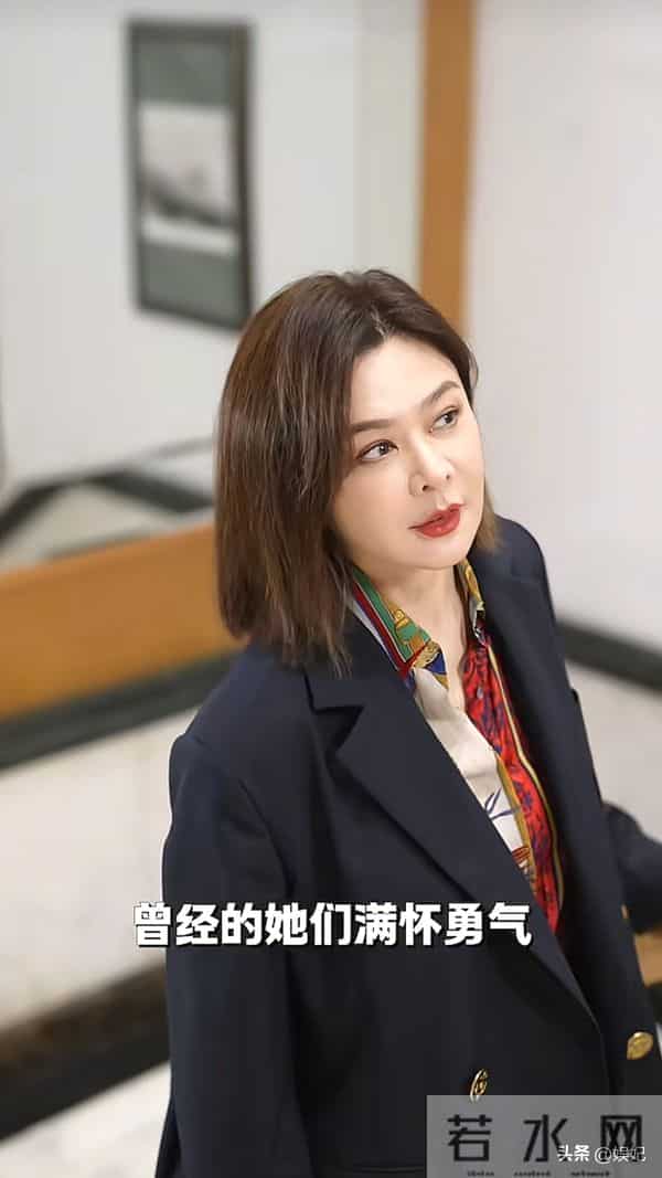 63岁关之琳最新穿搭：齐肩发+西装外套+阔腿裤，时髦又减龄，像40